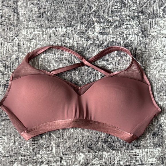 Victoria's Secret Incredible Lightweight Max 38C medium support sports bra - Picture 1 of 6